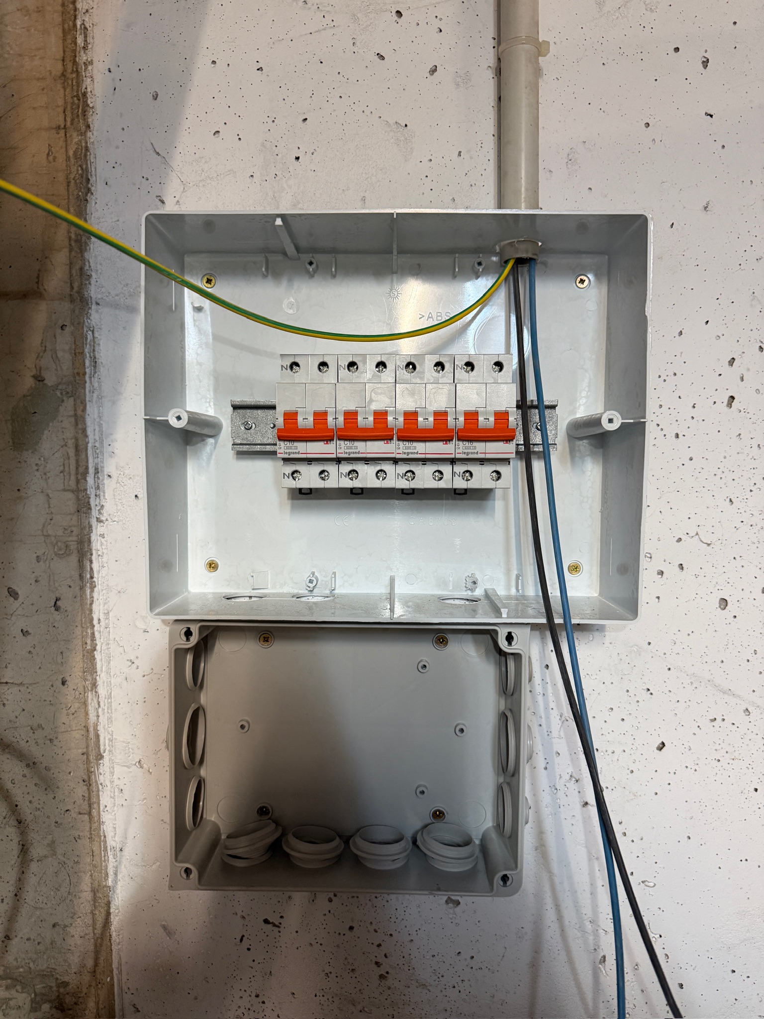 Caja del cuadro vacía antes de instalar